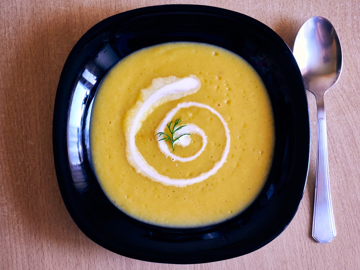 Pürierte Suppe in einer Schale auf einem Tisch