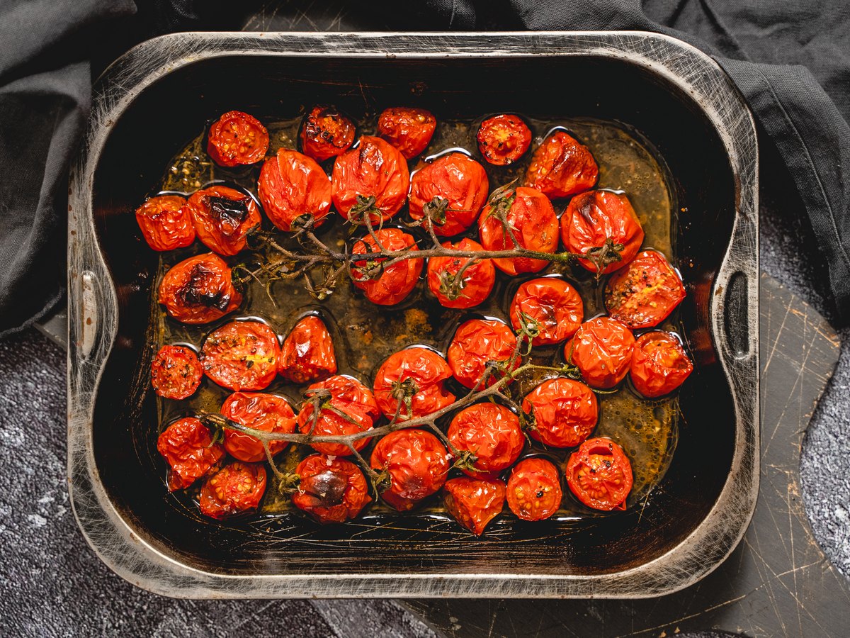 Backblech mit gerösteten Kirschtomaten, Knoblauch und Olivenöl