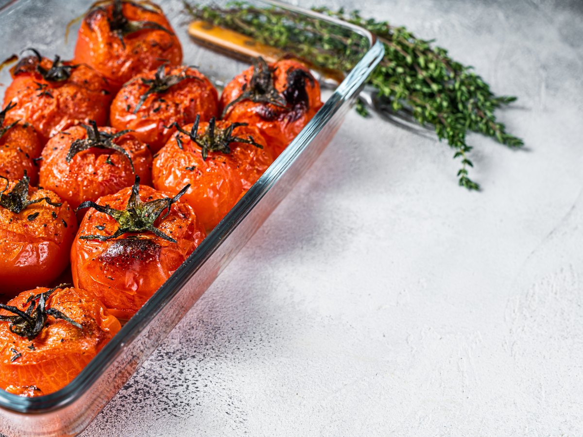 Geröstete Tomaten mit Olivenöl und Thymian in einer Auflaufform