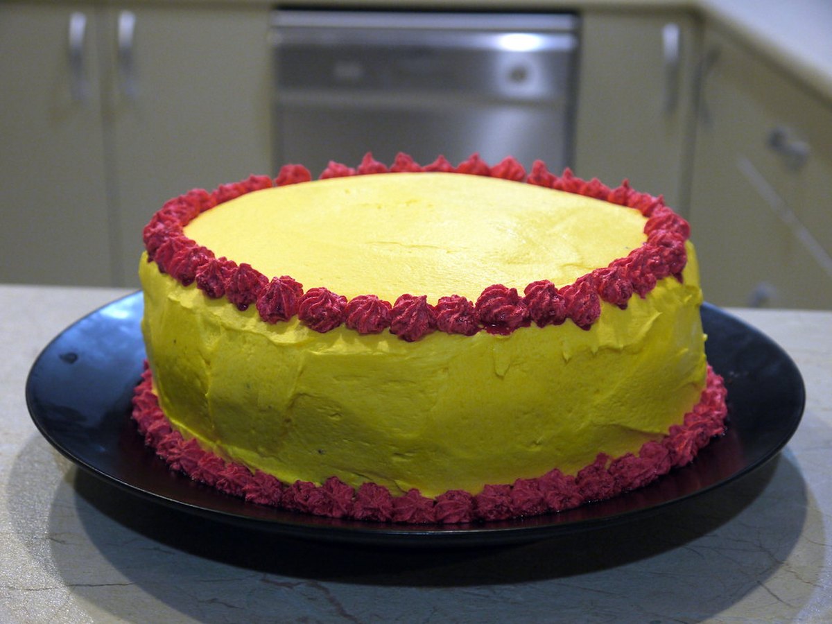 Torte mit Fruchtfüllung