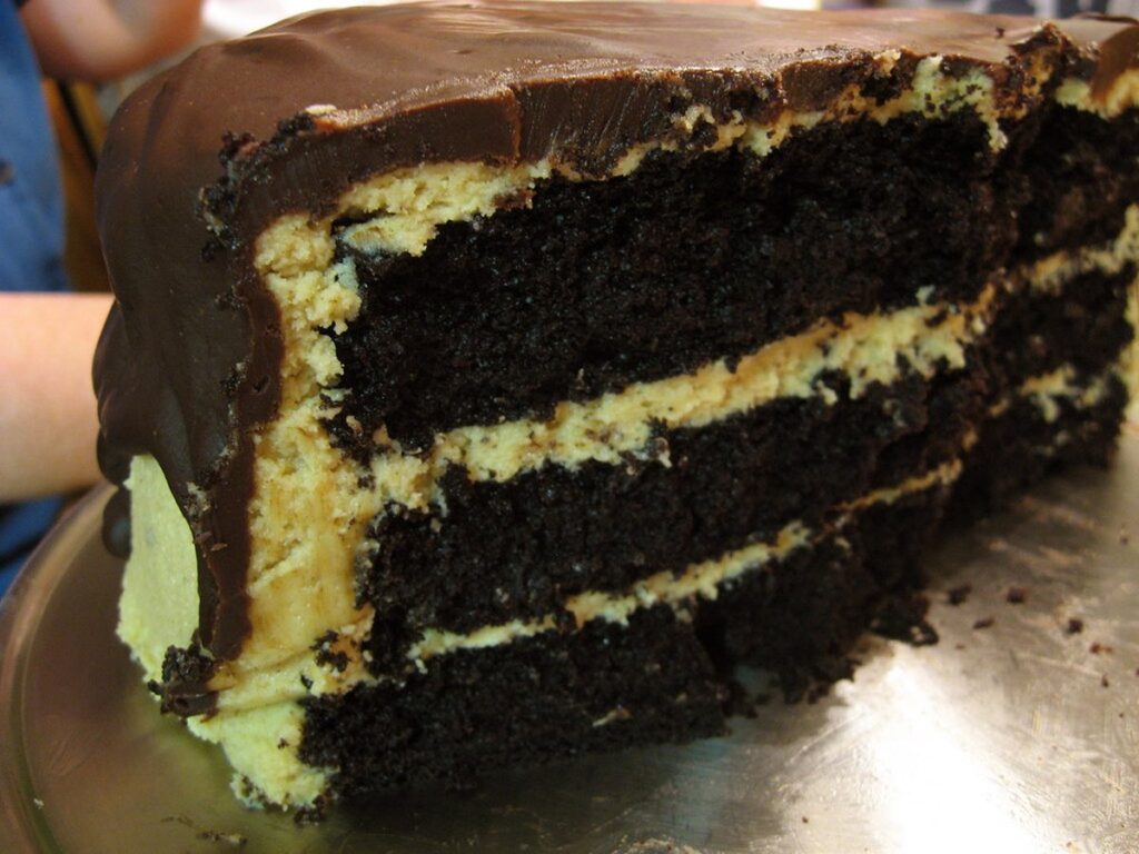 Angeschnittene Torte mit Sahneschichten