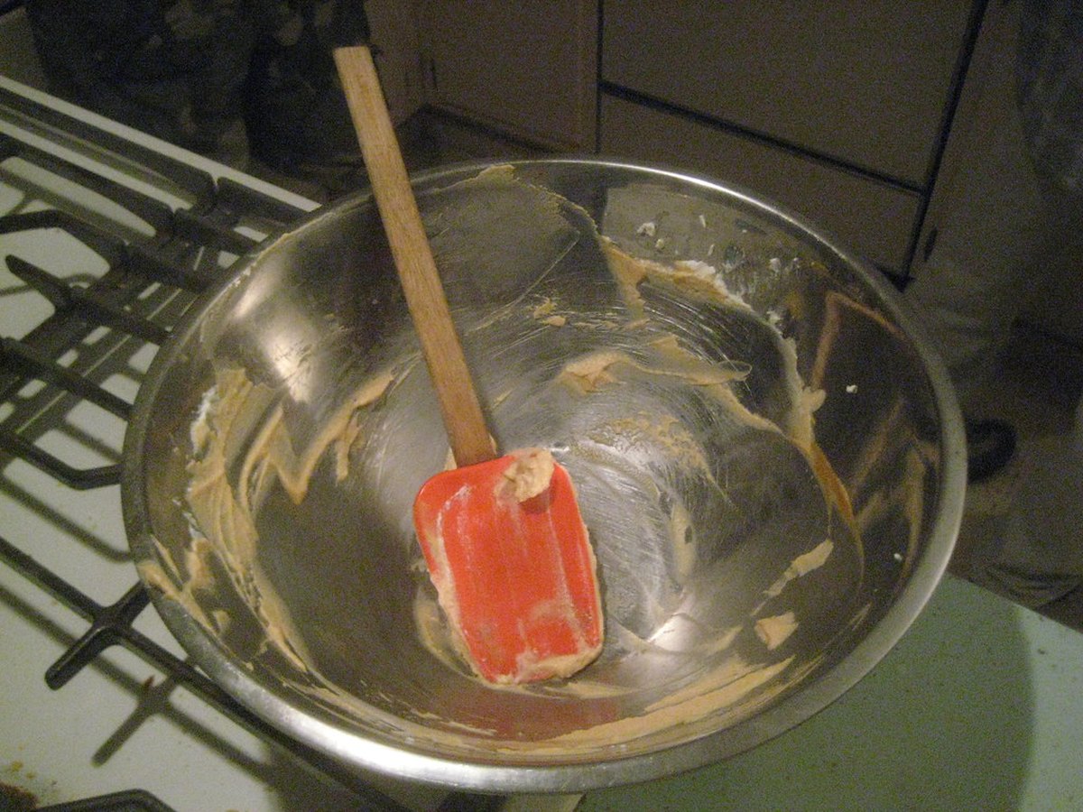 Steif geschlagene Sahne in einer Schüssel
