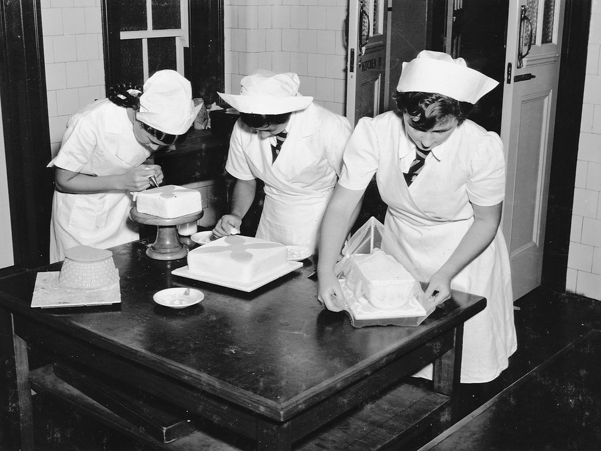 Vanilleglasur läuft über den Kuchen