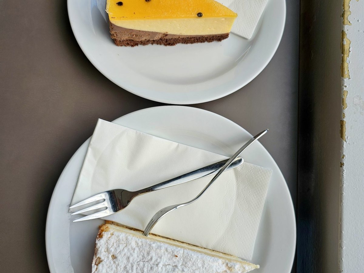 Ein Stück Vanillekuchen auf dem Teller