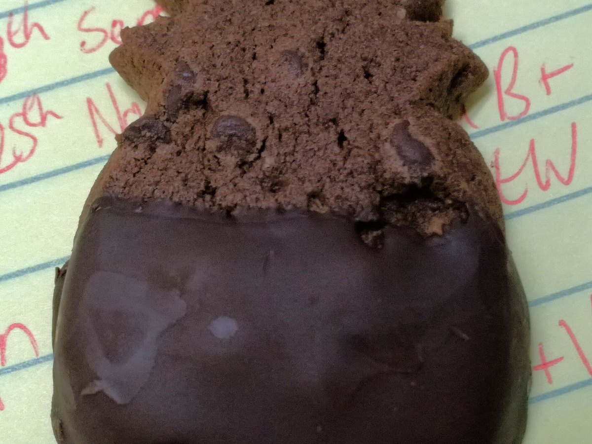 Lebkuchen werden in Schokolade getaucht