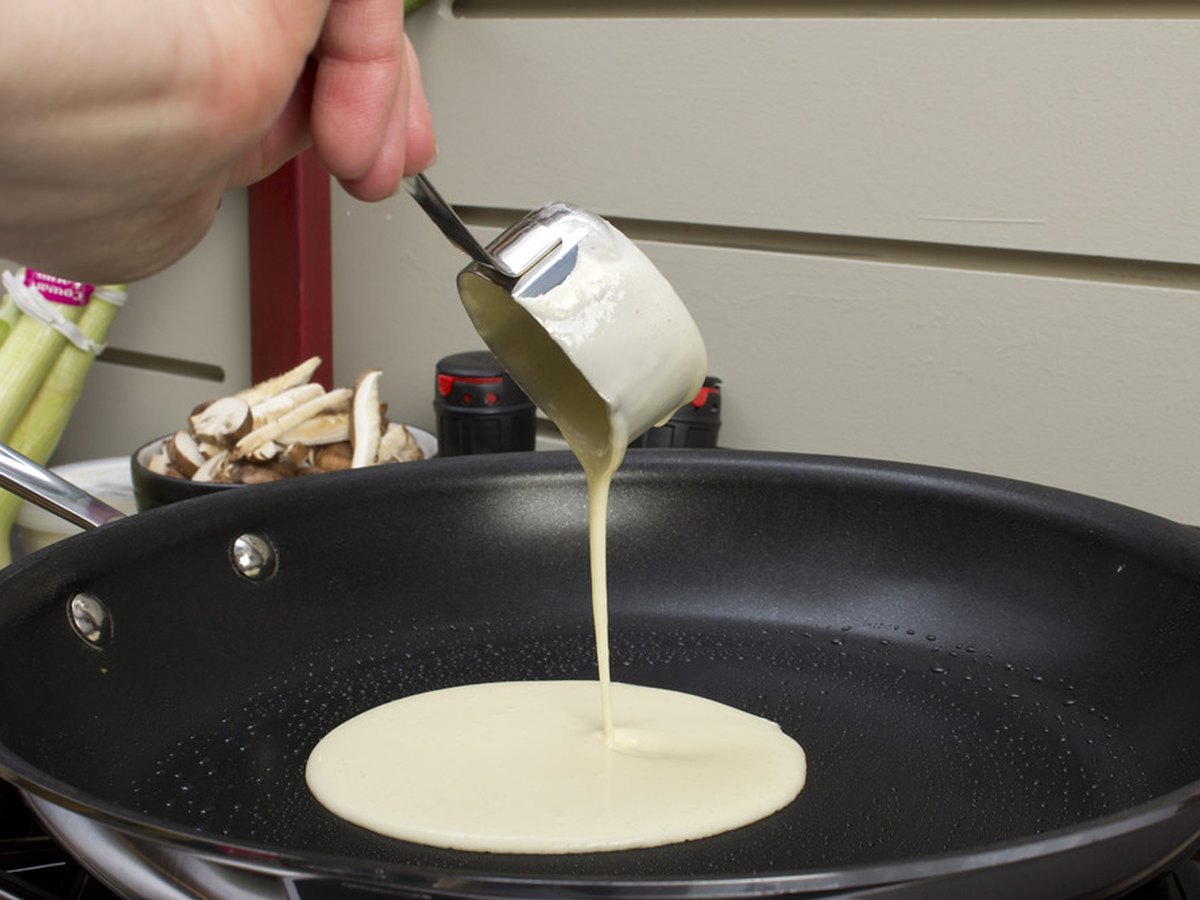 Pfannkuchenteig wird eingegossen
