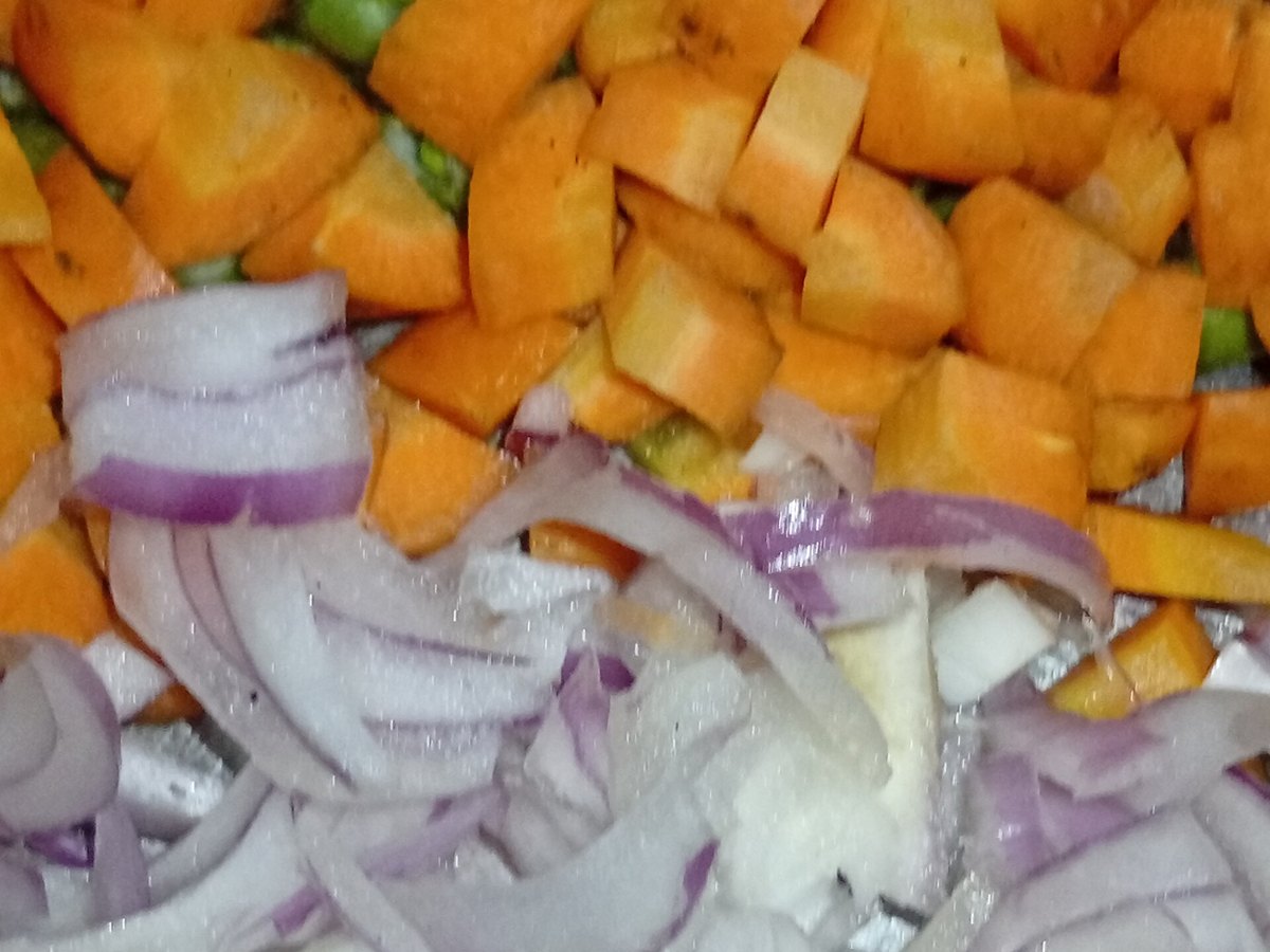 Gewürfeltes Gemüse mit Zwiebeln und Kürbis