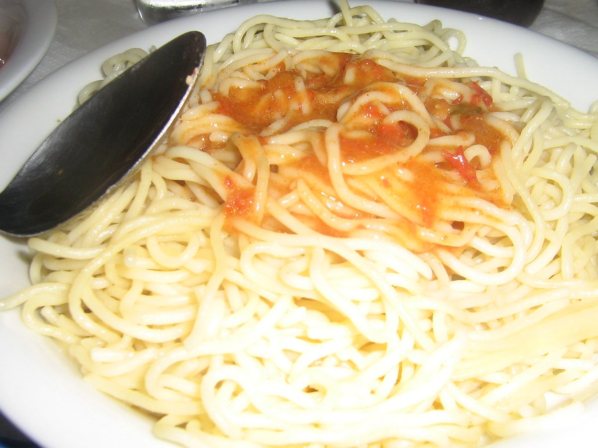 Rohe Spaghetti mit Tomaten, Knoblauch und Olivenöl