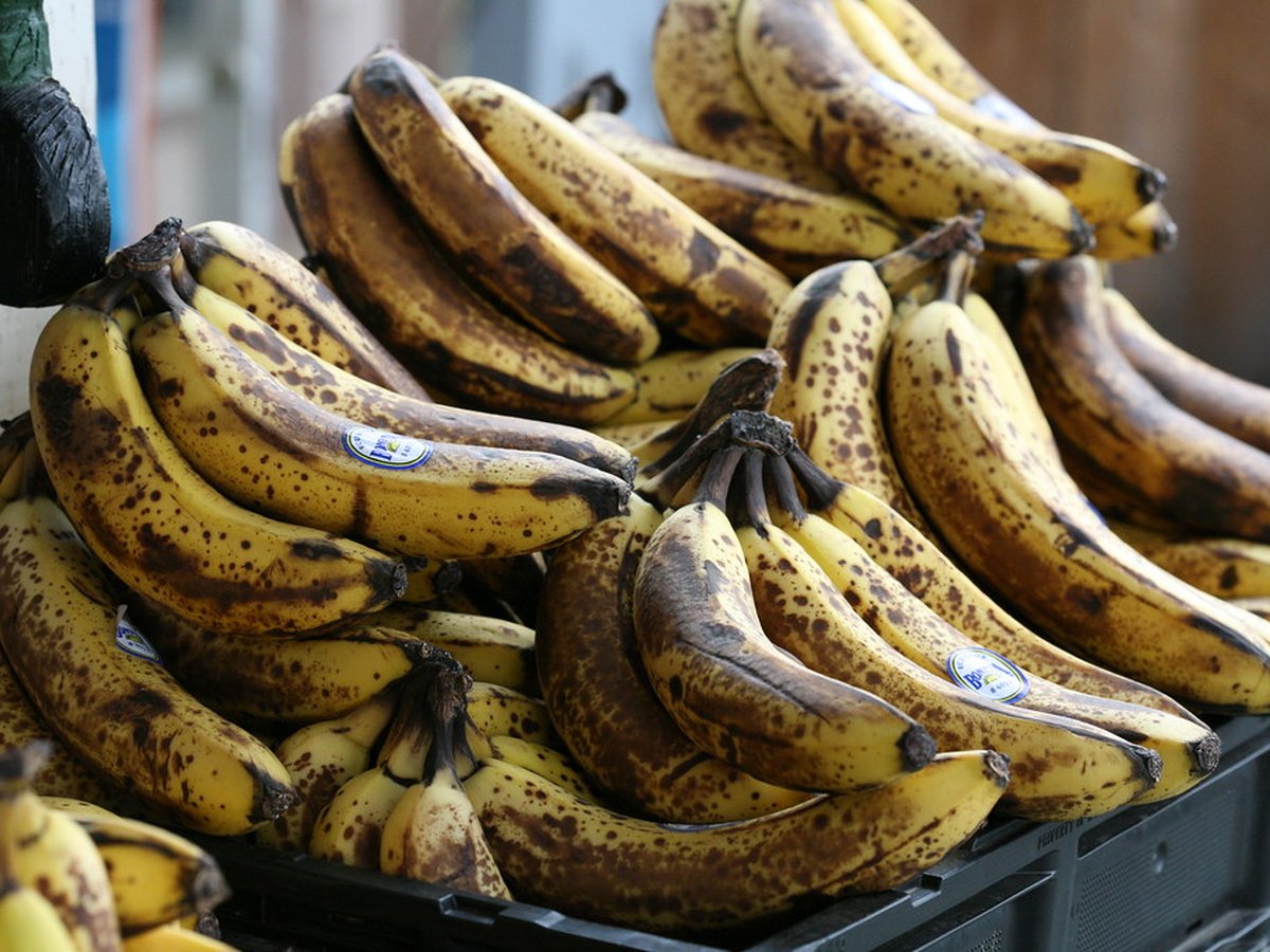 Reife Bananen auf einem Tisch