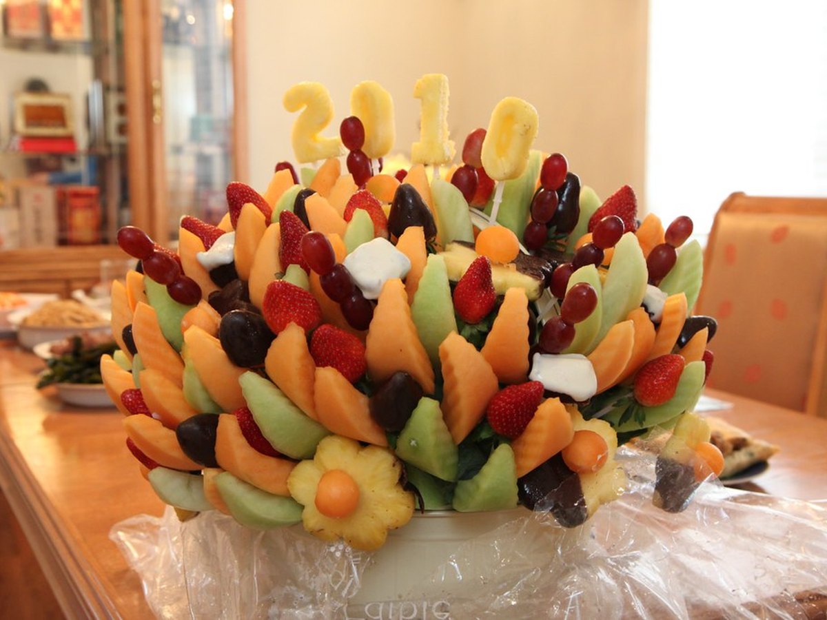 Obst wird auf dem Teig verteilt