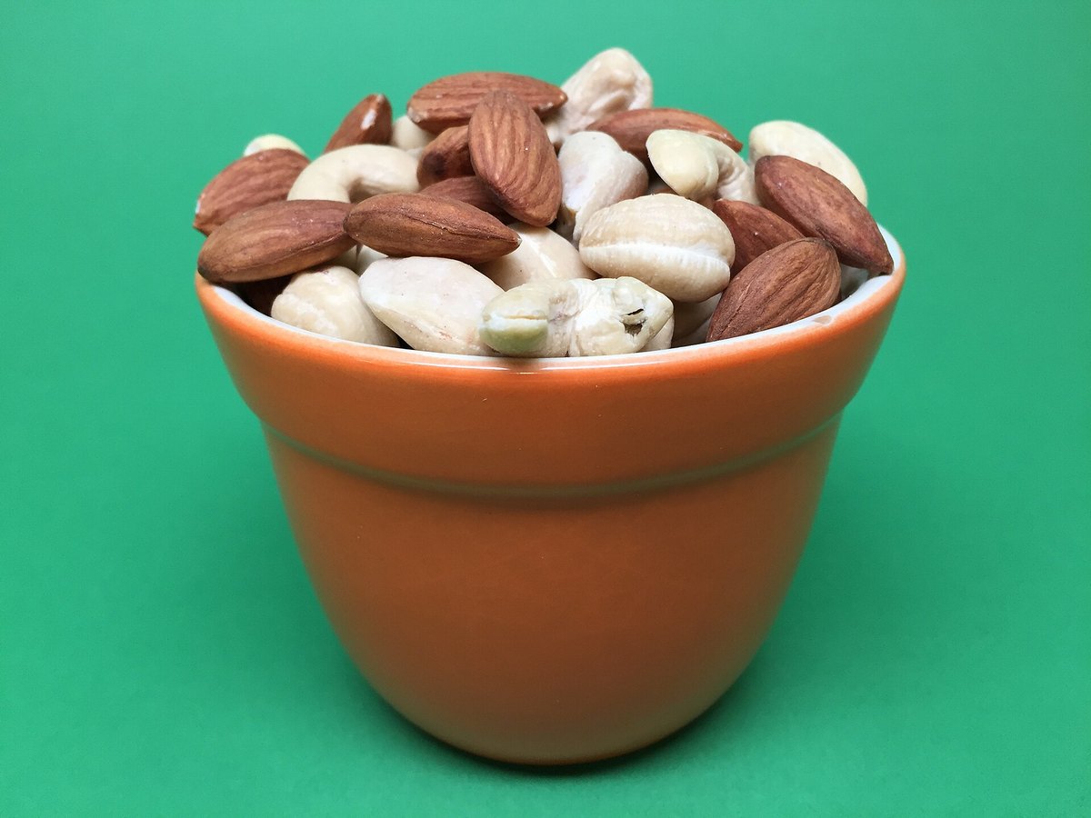 Eine Schale mit Cashewkernen und Mandeln
