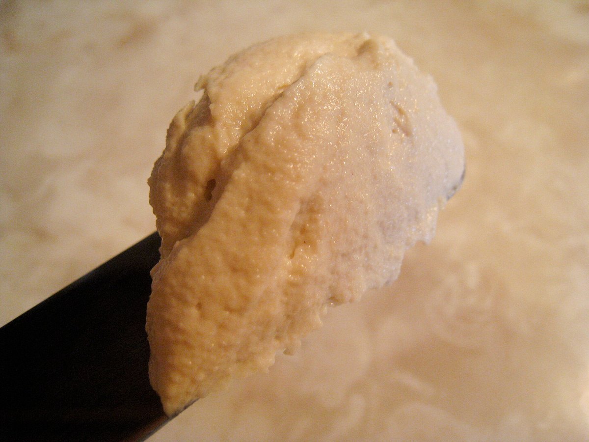 Cremige, helle Cashewmasse in einem Mixer