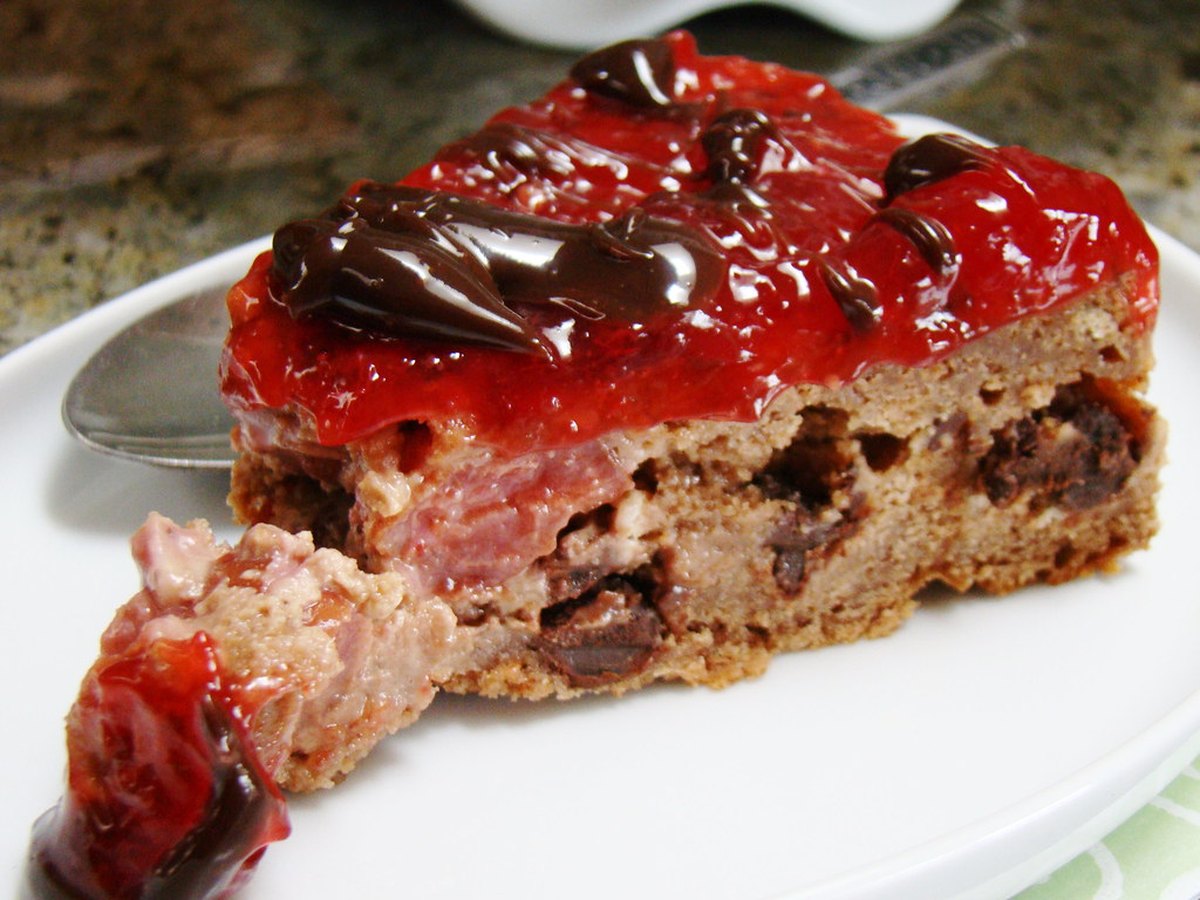 Angeschnittener veganer Schokoladenkuchen mit dunkler Glasur