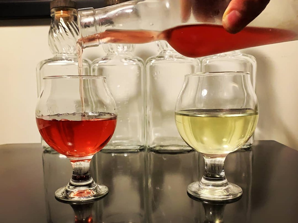 Haferdrink wird in ein Glas gegossen