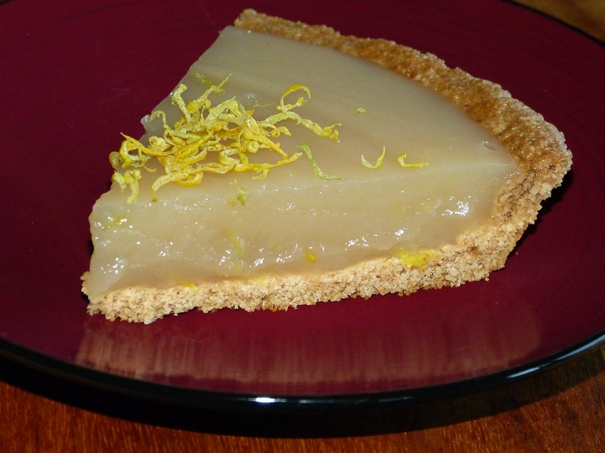 Veganer Zitronenkuchen aus der Kastenform mit weißem Guss