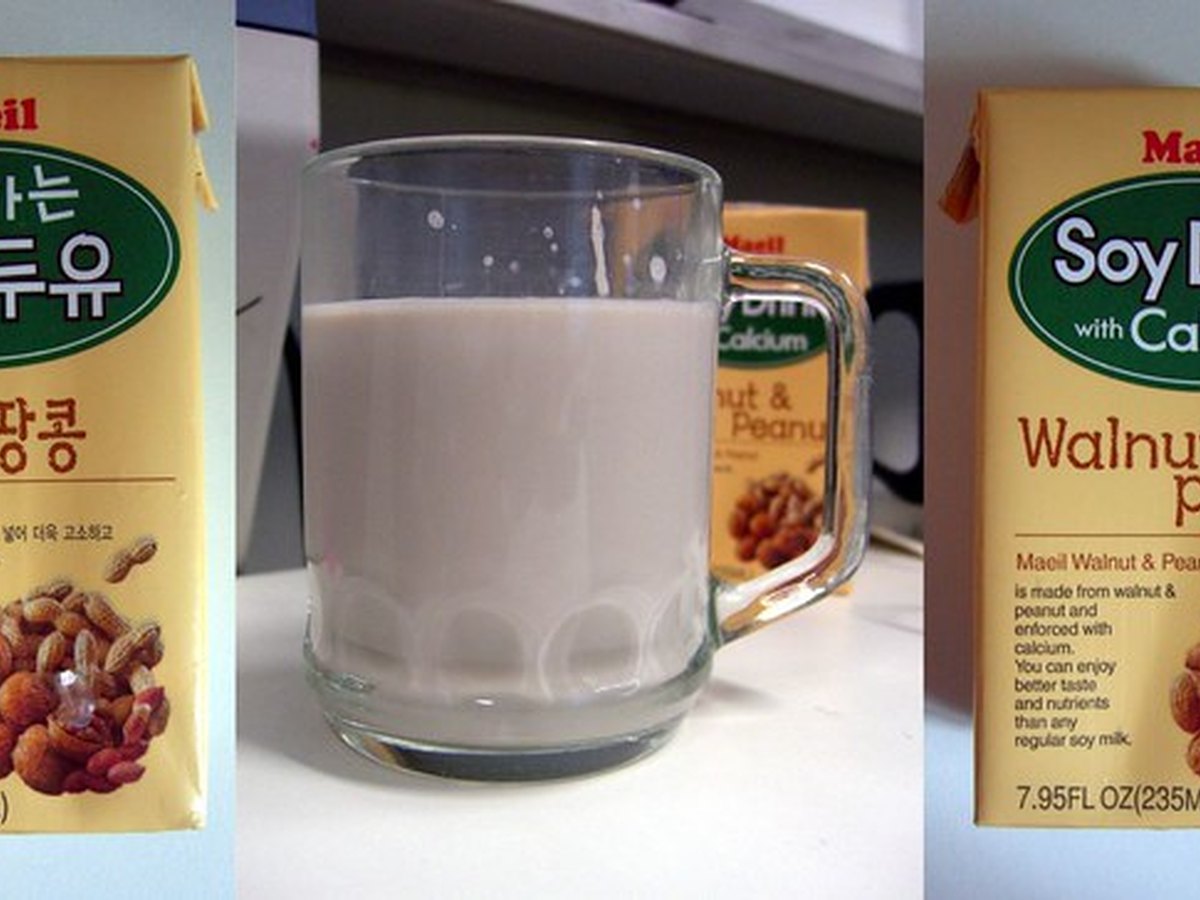 Sojadrink mit Zitronensaft in einem Glas