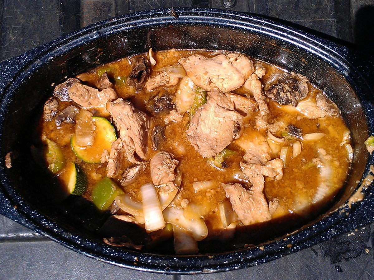 Gewürfelte Zucchini, Paprika und Champignons