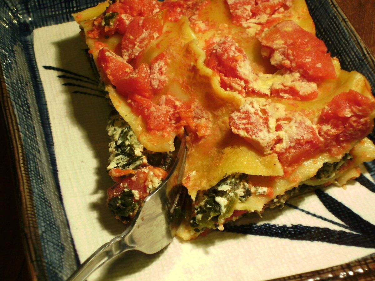 Stück vegetarische Lasagne mit Gemüseschichten und Käsekruste