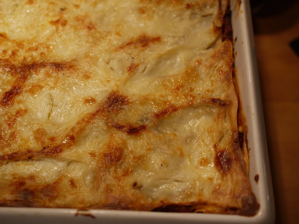 Lasagne mit goldbrauner Käsekruste im Ofen