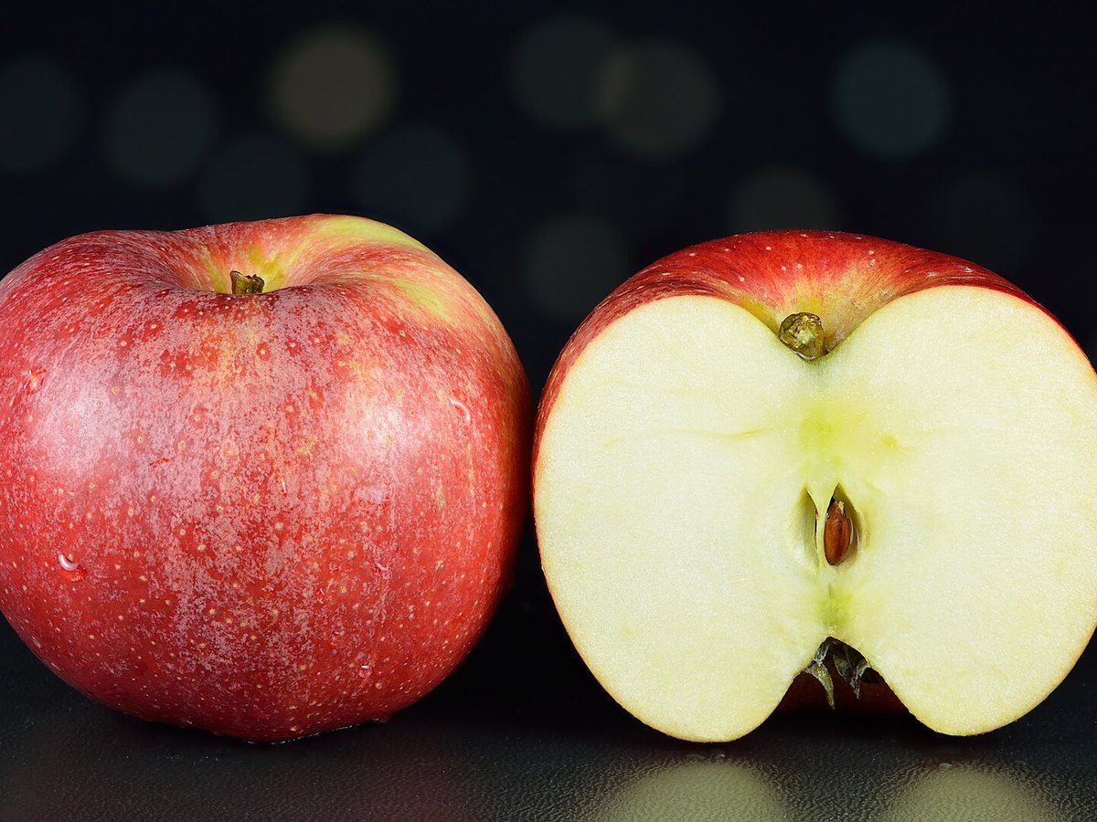 Ein ganzer und ein halbierter Apfel