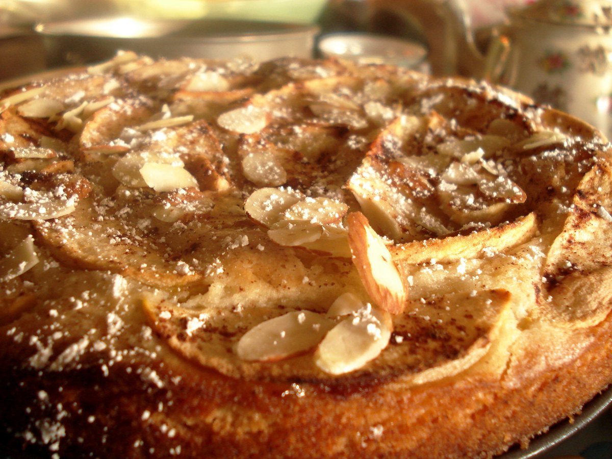 Apfelscheiben fächerförmig auf einem Kuchen angeordnet
