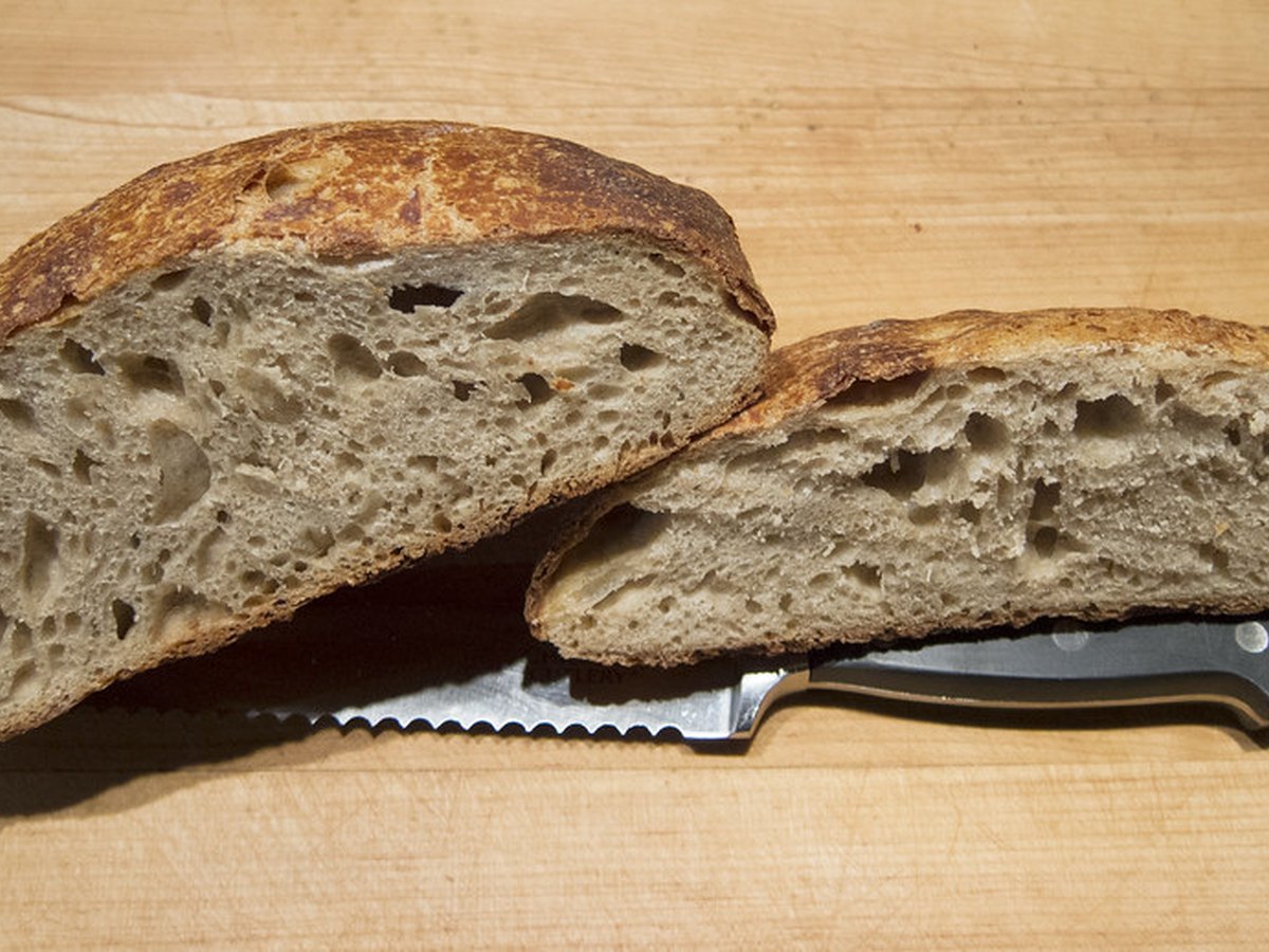 Angeschnittenes Vollkornbrot mit Saaten
