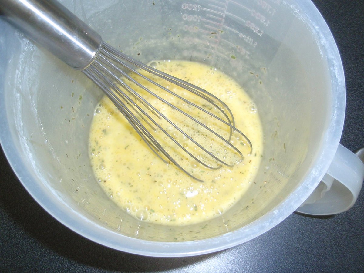 Eischnee wird unter den Teig gehoben