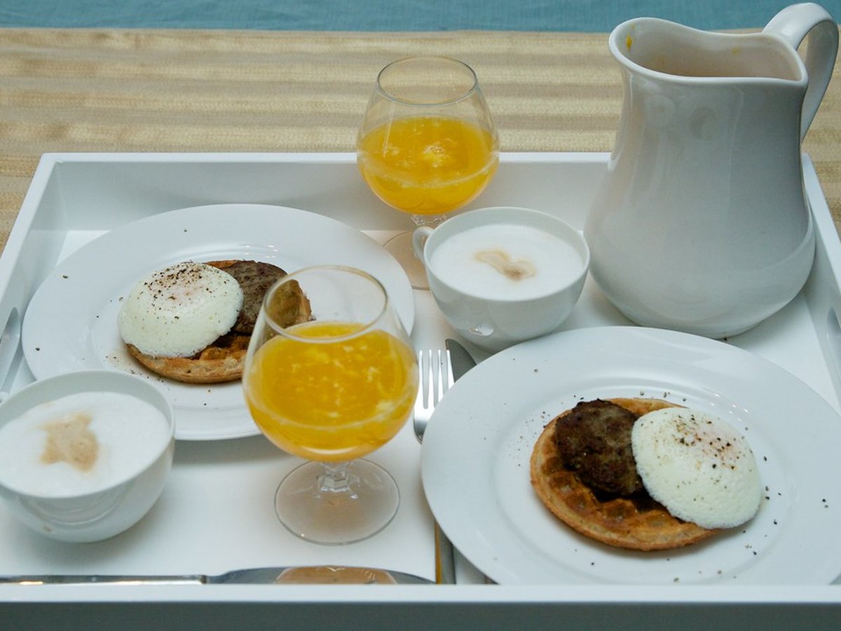 Frühstückstisch mit Eiern und Brot