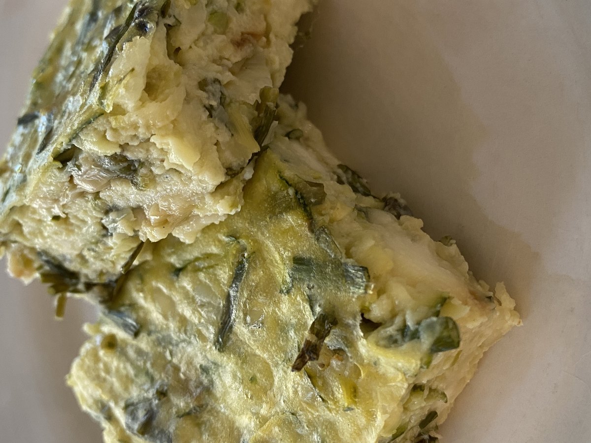 Zucchinischeiben werden in der Pfanne angebraten