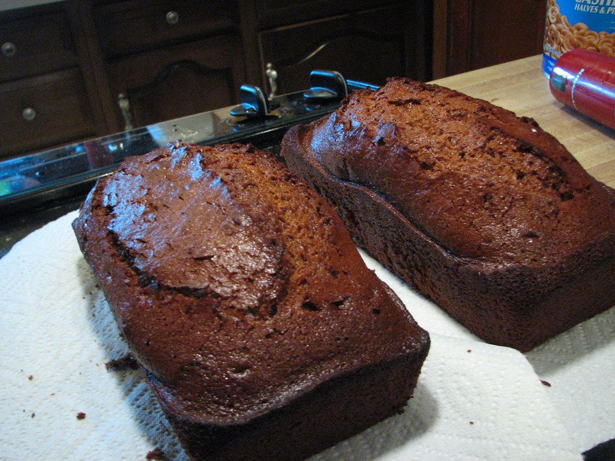 Kastenform mit Kuchen im Backofen