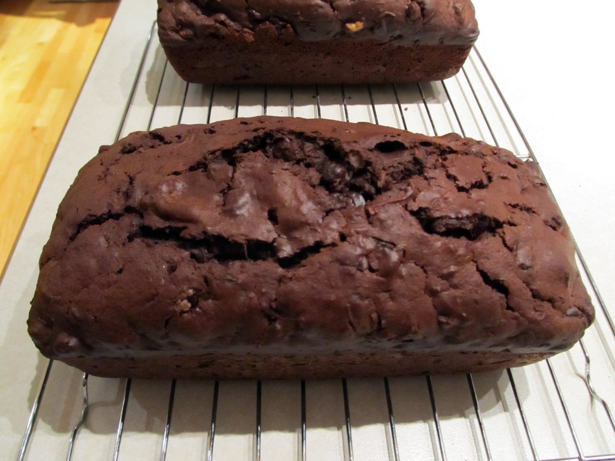 Angeschnittener Zucchini-Schokoladenkuchen aus der Kastenform