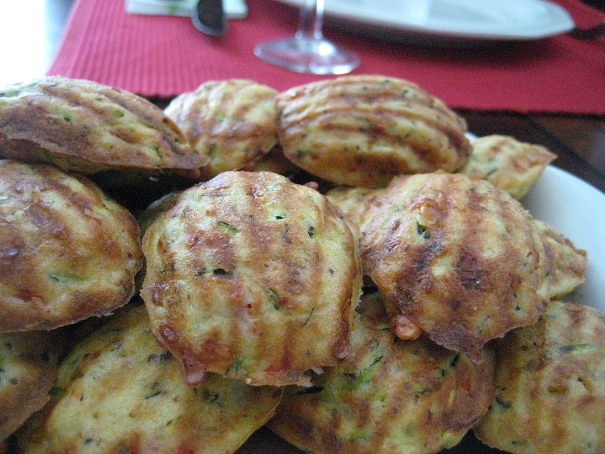 Geraspelte Zucchini in einer Schüssel