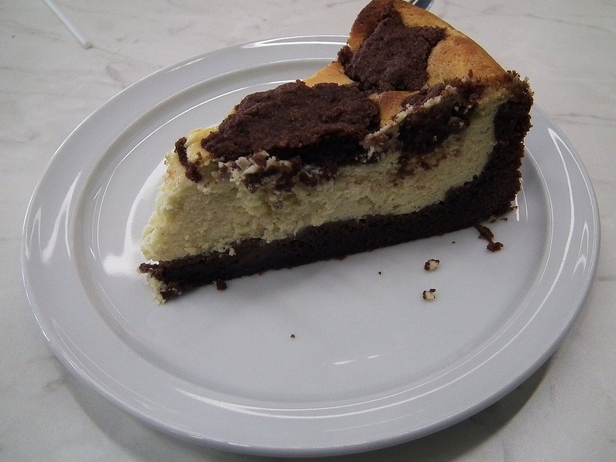 Ein Stück Zupfkuchen auf einem Teller angerichtet
