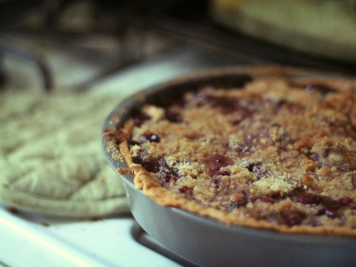 Ein Kuchen backt im Ofen